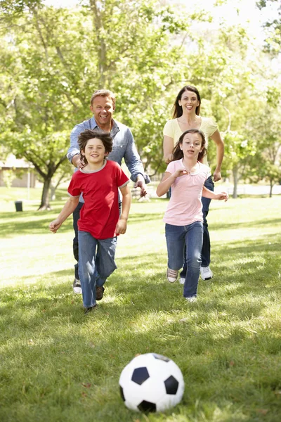 家族は公園でサッカーをプレイ — ストック写真