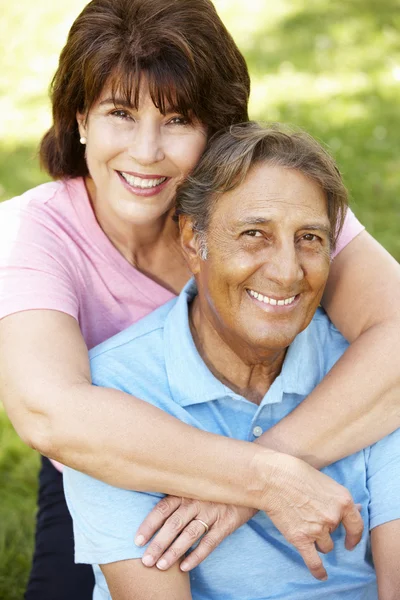 Senior hispánský pár venku — Stock fotografie