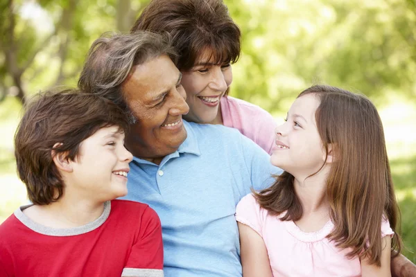Hispanic grootouders en kleinkinderen buitenshuis — Stockfoto