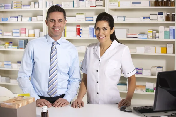 Infermiera britannica e farmacista che lavora in farmacia — Foto Stock