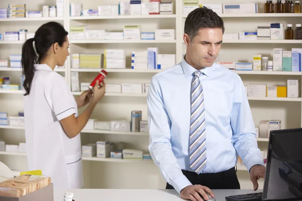 UK nurse and pharmacist working in pharmacy — Stock Photo, Image