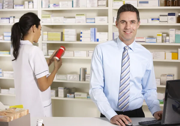 UK nurse and pharmacist working in pharmacy — Stock Photo, Image