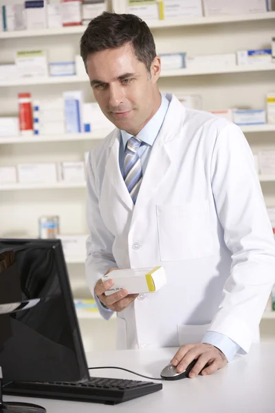 American pharmacist working on computer — Stock Photo, Image