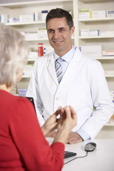 Farmacéutica americana con mujer mayor en farmacia — Foto de Stock