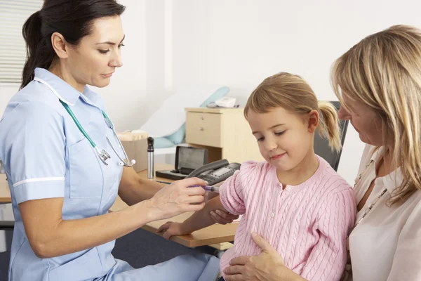 Brittiska sjuksköterskan ger injektion till barn — Stockfoto