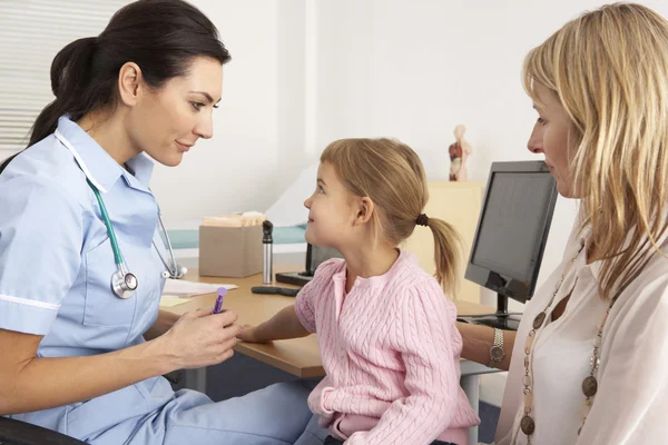 Enfermeira britânica prestes a injectar uma criança — Fotografia de Stock