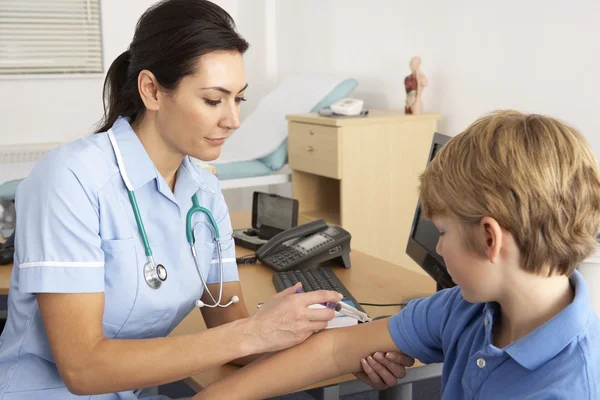 Britská zdravotní sestra dávat injekce na dítě — Stock fotografie