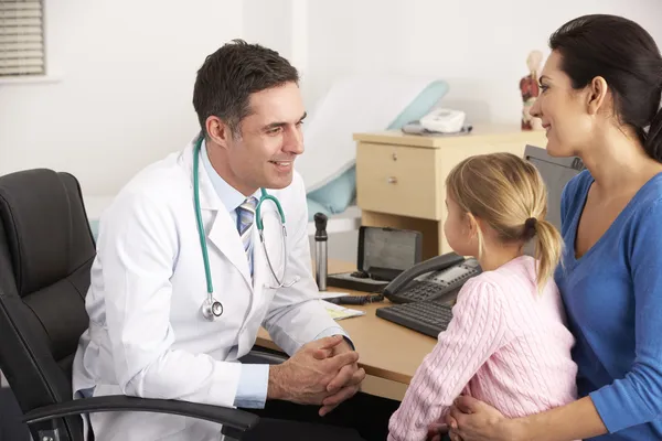 Amerykański lekarz rozmawia z małymi dziećmi i matką — Zdjęcie stockowe
