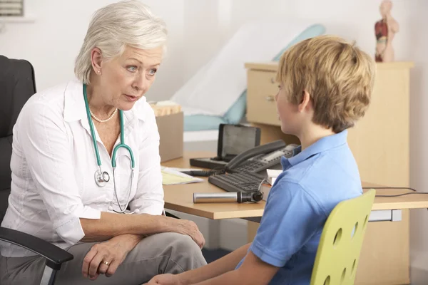 Genç çocuk hastayla konuşmak İngiliz gp — Stok fotoğraf