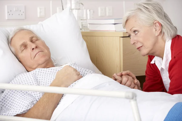 Äldre kvinna besöker man på sjukhus — Stockfoto