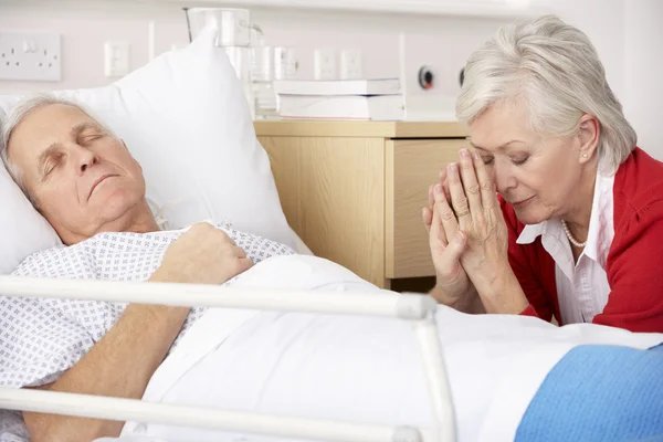 Старшая женщина с тяжело больным мужем в больнице — стоковое фото