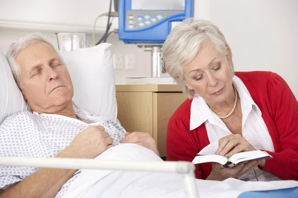 Senior mulher visitando marido no hospital — Fotografia de Stock