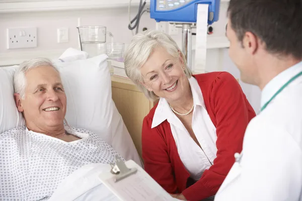 Lekarz mówi starszy para na oddziale szpitala w Stany Zjednoczone Ameryki — Zdjęcie stockowe
