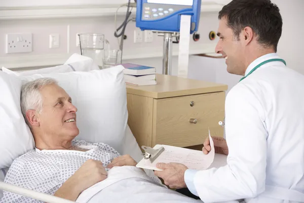 Arts met senior mannelijke patiënt op usa ziekenhuis ward — Stockfoto