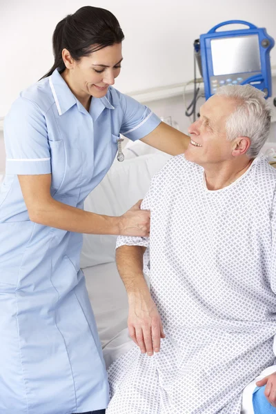 Enfermeira ajudando paciente do sexo masculino no Reino Unido Acidente e Emergência — Fotografia de Stock