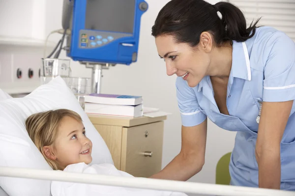 Verpleegster met kind patiënt in uk ongevallen en noodsituaties — Stockfoto
