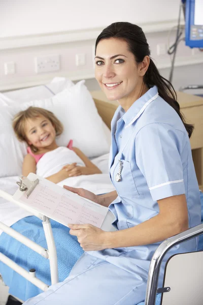 护士与病人在英国事故和紧急情况的儿童 — 图库照片
