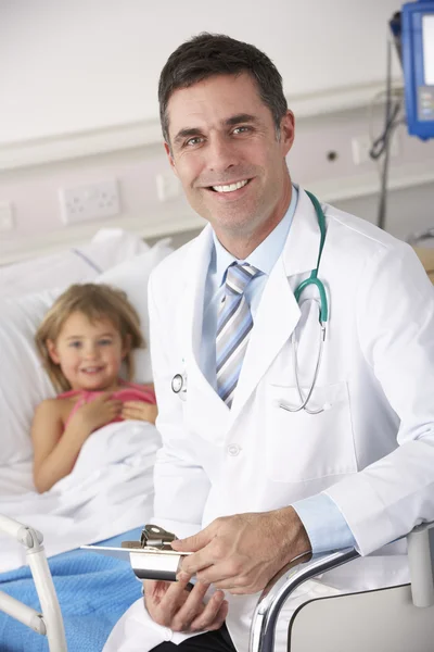 Doctor with child patient in USA Accident and Emergency — Stock Photo, Image