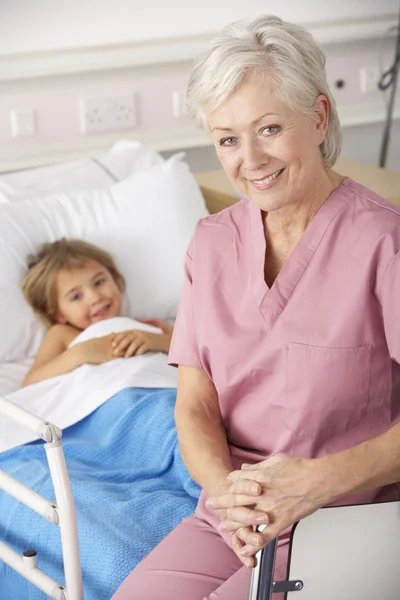 Sjuksköterska med barn patient i usa olycka och nöd — Stockfoto