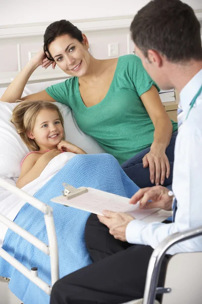 UK ongevallen en noodsituaties arts met moeder en kind — Stockfoto