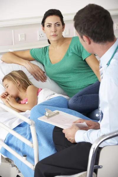 Unfall und Notarzt mit Mutter und Kind — Stockfoto