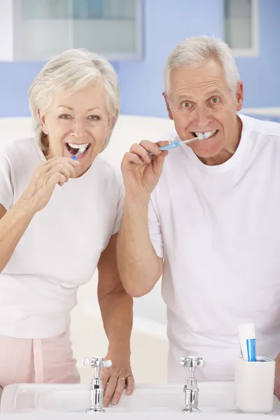 Старшая пара чистила зубы — стоковое фото