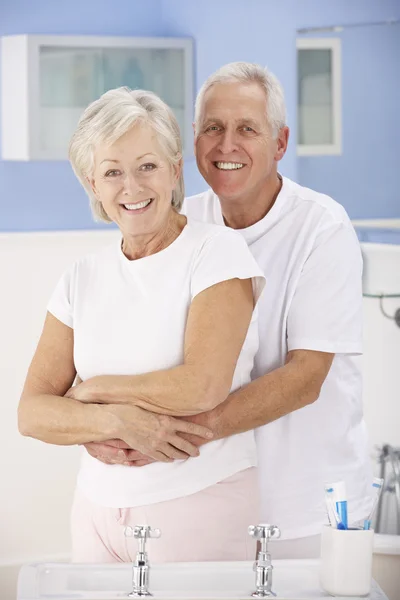 Старшая пара обнимается в ванной — стоковое фото