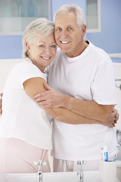 Senior couple hugging in bathroom — Stock Photo, Image