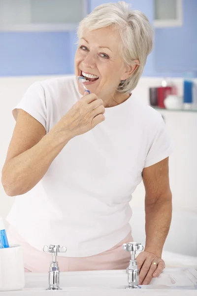 Starší žena, čištění zubů — Stock fotografie