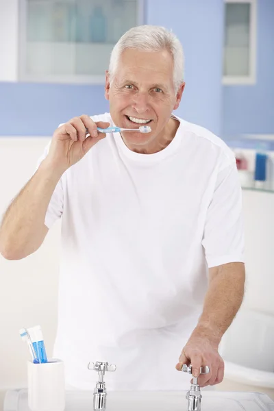 Homme âgé brossant les dents — Photo