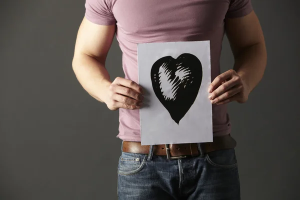 Uomo in possesso di inchiostro disegno del cuore — Foto Stock