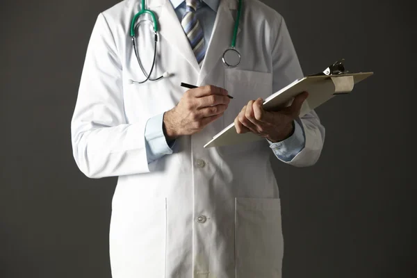 Médico americano com prancheta e estetoscópio — Fotografia de Stock