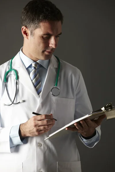 American doctor with clipboard and stethoscope — Stock Photo, Image