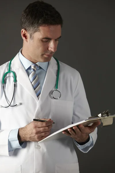 Американский врач с планшетом и стетоскопом — стоковое фото