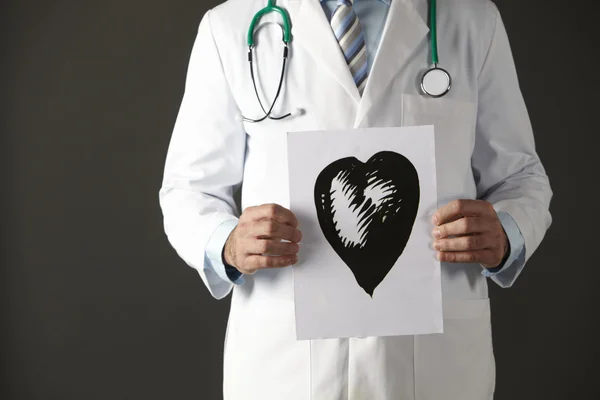 Medico americano in possesso di inchiostro disegno del cuore — Foto Stock