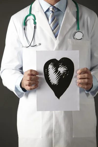 Médico americano segurando tinta desenho do coração — Fotografia de Stock