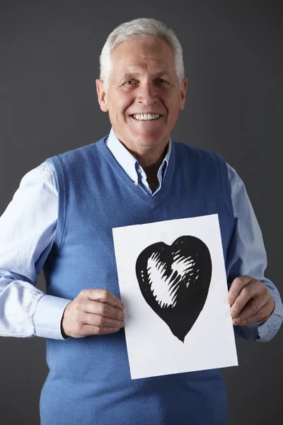 Senior man met inkt tekening van hart — Stockfoto