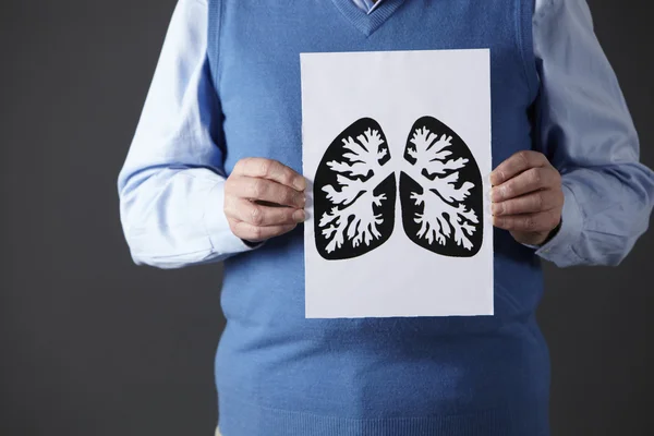 Hombre mayor sosteniendo tinta dibujo de pulmones — Foto de Stock