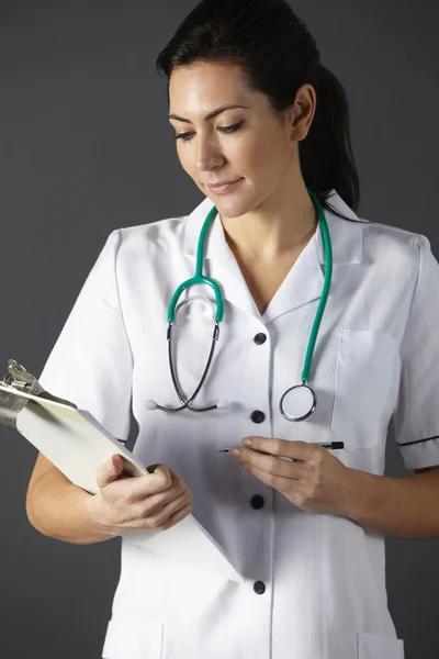 Americká sestra s stetoskop a schránky — Stock fotografie