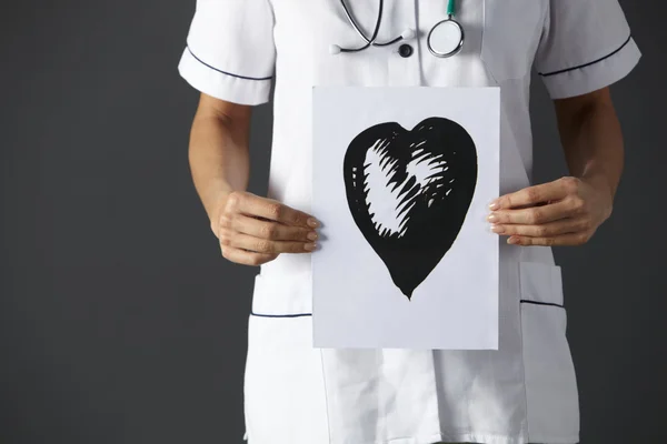 Infermiera americana che tiene il disegno d'inchiostro di cuore — Foto Stock