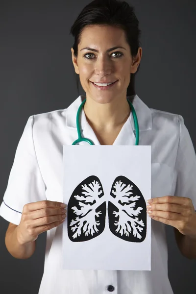 Enfermera americana sosteniendo tinta dibujo de pulmones — Foto de Stock