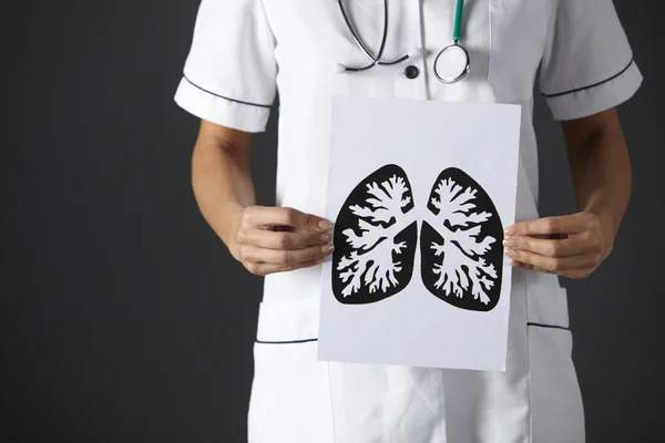 Enfermera americana sosteniendo tinta dibujando pulmones — Foto de Stock