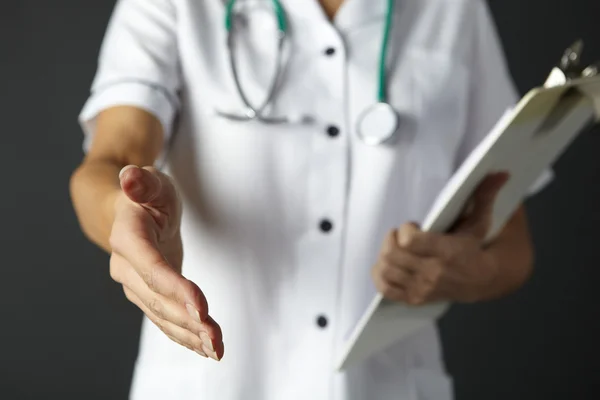 Enfermeira americana estendendo a mão para agitar — Fotografia de Stock