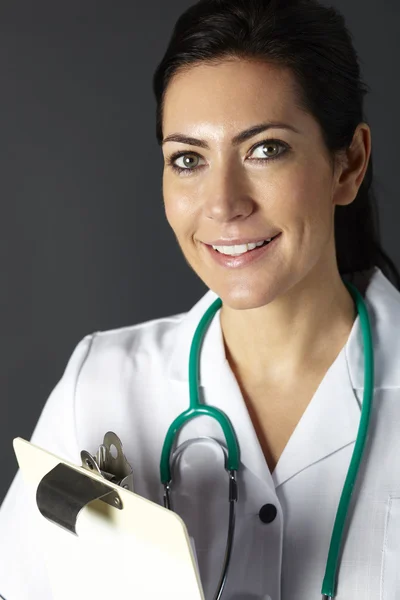 Enfermera americana con estetoscopio y portapapeles — Foto de Stock