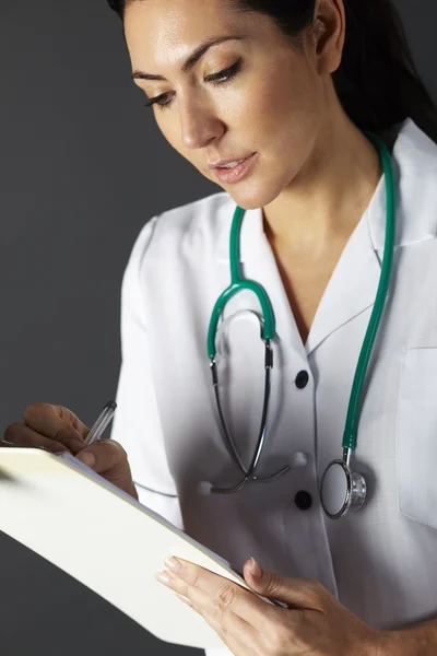 American pielęgniarki z stetoskop i schowka — Zdjęcie stockowe