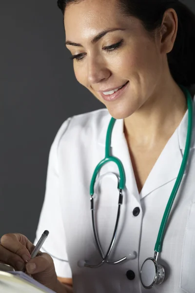 Amerikanische Krankenschwester mit Stethoskop und Klemmbrett — Stockfoto