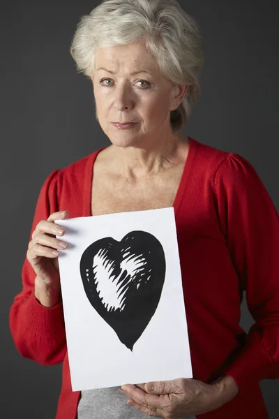 Mürekkep çizim kalp tutan üst düzey kadın — Stok fotoğraf