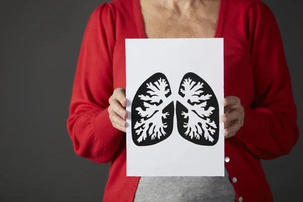Mujer mayor sosteniendo tinta dibujo de pulmones — Foto de Stock