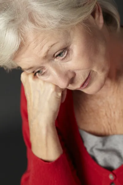 Mulher idosa que sofre de depressão — Fotografia de Stock