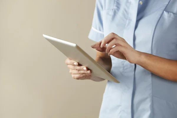 Enfermeira do Reino Unido usando tablet computador — Fotografia de Stock